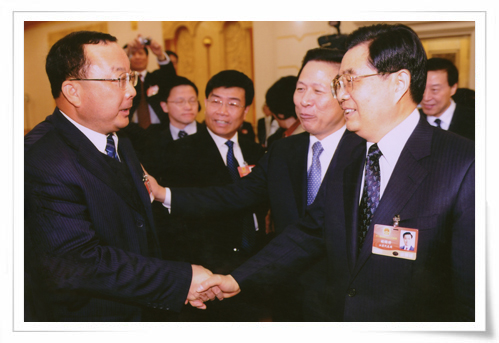 在十一屆全國人大會議上，時任中共中央總書記胡錦濤親切接見集團創始人劉慶年